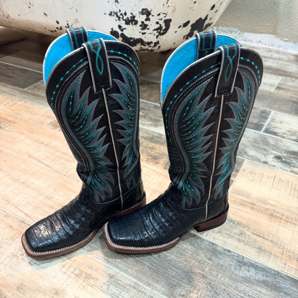 Exotic square toe boots western Ariat size 7